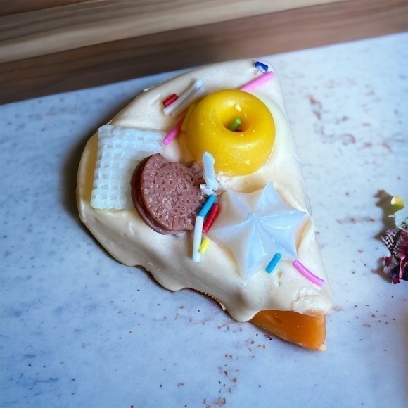 ⚠️SALE Candle // Handmade Slice Of Cake Shaped Soy Wax Candle SEND OFFERS - Picture 4 of 5